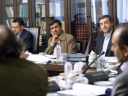 احمدی‌نژاد به نماینده ها: حیف تان نمی آید پسر مومنی مثل نامجو را استیضاح کنید؟ نامجو فقط با چهار رای توانست در کابینه بماند