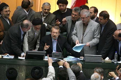 چه کسانی مجلس را ترک کردند؟/ اسامی 21 نماینده‌ای که از مجلس بیرون رفتند