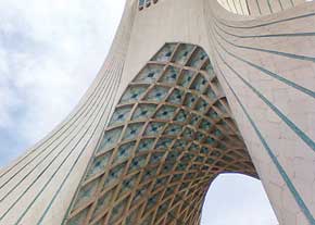 برج آزادی تهران ترک خورد